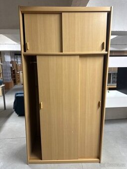 Skříň s posuvnými dveřmi – skladem