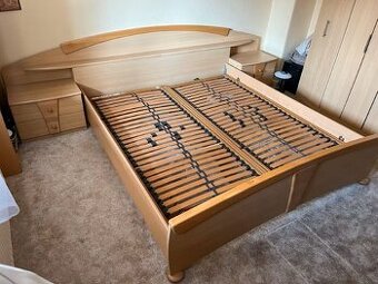 Postel manželská s rošty 200x180 cm - noční stolky