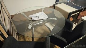 Kulatý jídelní stůl - skleněný