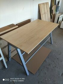 Krásný nový stůl s kovovou konstrukcí