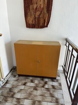 Retro dřevěná skříň na zámek