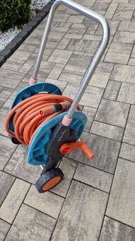 Gardena hadicový vozík s hadicí 20m a postřikovačem - 1