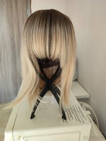 Nové světlé blond mikádo s ofinkou a přirozeným odrostem