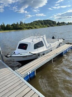 Kajutová loď 555 FISH s motorem SUZUKI 20HP vč. vleku