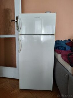 Chladnička s mrazákem nahoře.
