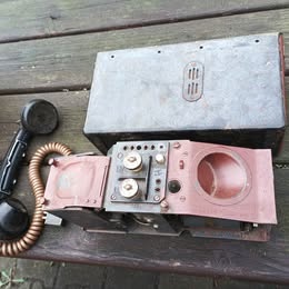 polní telefon a bedna