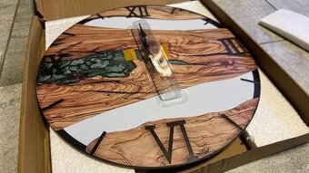 Nástěnné hodiny imitace dřeva, průměr 30cm, nepoužité