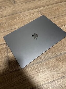 MacBook M3 (2024) 15” – stříbrný, hezký stav