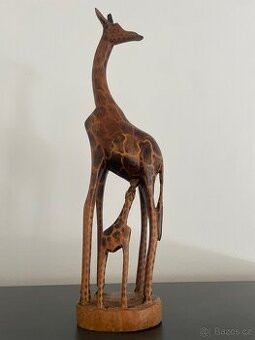 Dřevená socha žirafa a žirafka