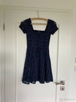 Krajkové šaty, velikost XS
