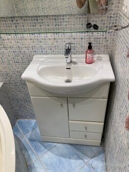 Koupelnová skříňka + velké zrcadlo