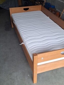 Postel a matrací, masiv, dřevo
