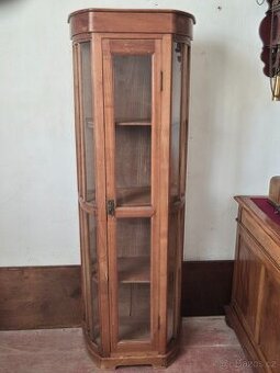 Koloniální starožitná prosklená vitrína z masivního dřeva