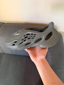 Adidas Yeezy Foam RNNR Carbon