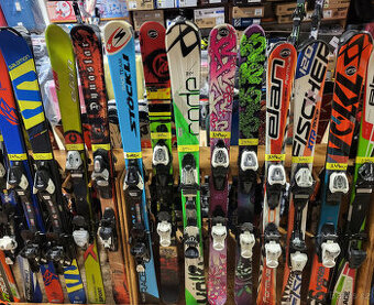 Juniorské lyže s vázáním ve velikosti 130 cm