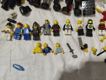 Mix retro lego minifigurek a dílů 80./90. léta