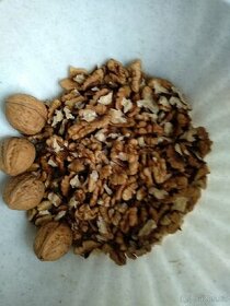 Loupané vlašské ořechy - 1