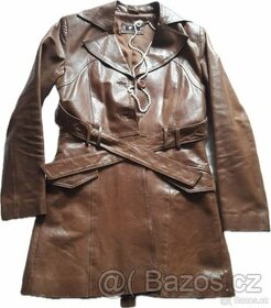 Dámský hnědý kožený kabát s páskem