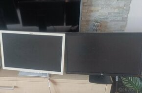 2 monitory 1x Monitor 22" Fujitsu B22W-7 bílý a 1x MONITOR 2