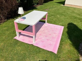 Psací stůl Ikea + koberec + lampička
