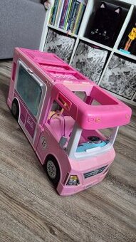 Barbie karavan + 17 Barbie
