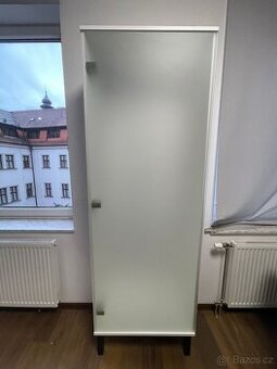 Závěsná skříňka se skleněnými dvířky