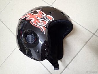 Prodám dětská lyžařská helma Salomon SLEVNĚNO