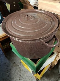 velké smaltované hrnce