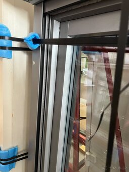 Plast hliníkové okno + el.plissé síť - 1