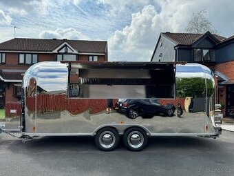 Food truck gastro přívěs v stylu Airstream 5.8M