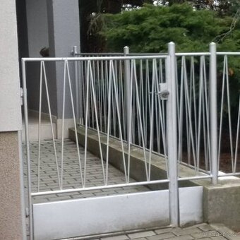Kovový plot+brána