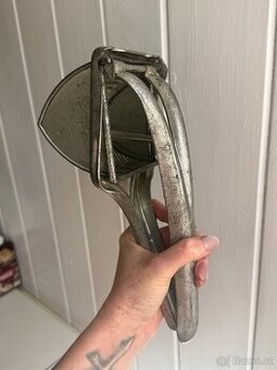 Starožitný mačkač na ovoce