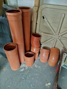 Plastové kanalizační trubky