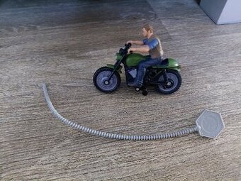 Owen na motorce - jezdí-Jurský park Mattel