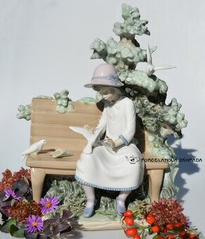 LLadró Velká, těžká porcelánová soška - Holčička na lavičce