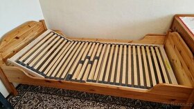 Dřevěná postel s polohovacím roštem