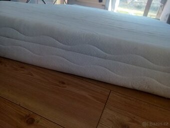 Kvalitní matrace 140 x 200 s roštem