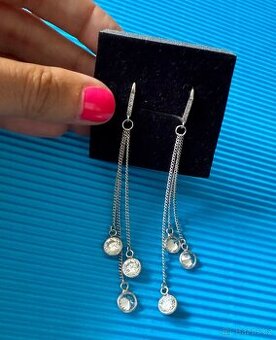 Stříbrné (Ag) dlouhé visací náušnice s křišťálky, sleva.