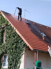 Brigádník na čištění fasád a střech
