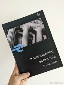 Kniha Institucionální ekonomie (Stefan Voigt)