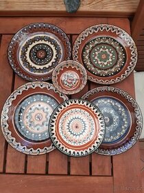 keramické talíře a miska