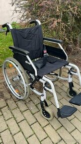 Invalidní vozík Drive skládací s brzdama pro doprovod