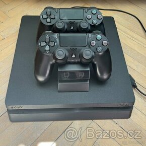 Playstation 4 + 2 ovlačače + dobíjecí stanice