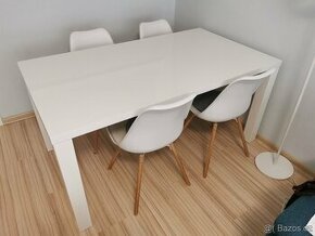 Jídelní stůl, bílá lesk s 4 židlemi jako nový
