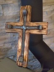Kovaný kříž ve dřevě