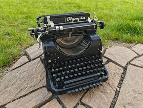 Historický psací stroj Olympia model 8