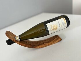 Dřevěný stojan na víno