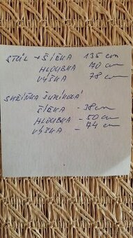Psací stůl, šupliková skříňka a židle.