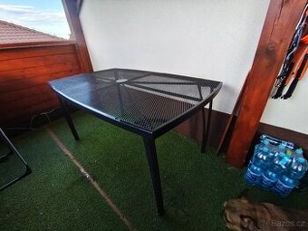 Zahradní kovový stůl