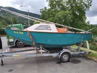 Plachetnice, motor, vozík
